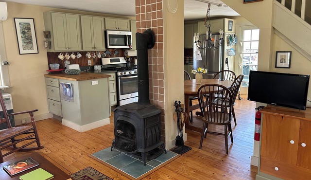 Charming 2-bedroom house with WiFi on marvelous Islesboro