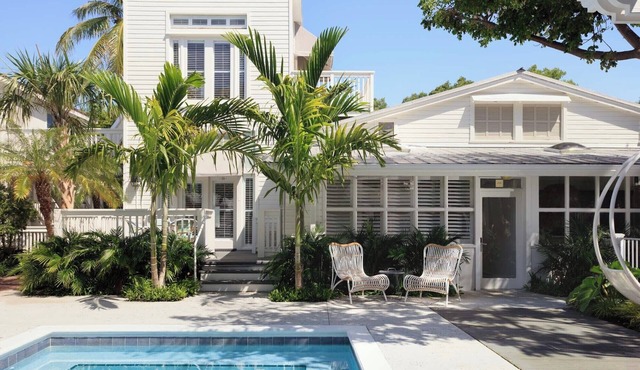 Charming 2BR Stay, Ella’s | Garden Retreat w/Pool Access and Free Breakfast!