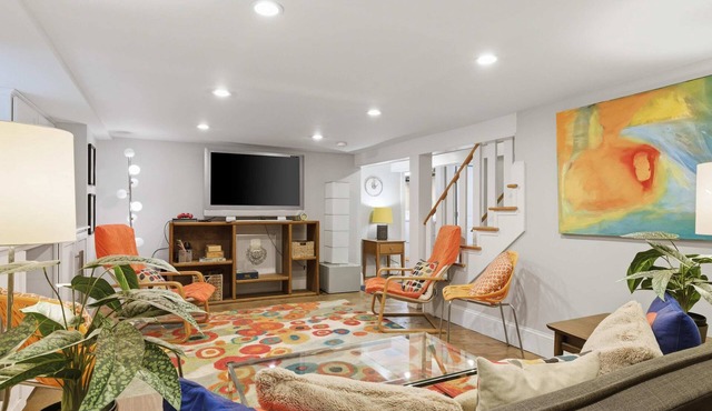 Charming 4BR Bungalow - Steps to Clarendon METRO