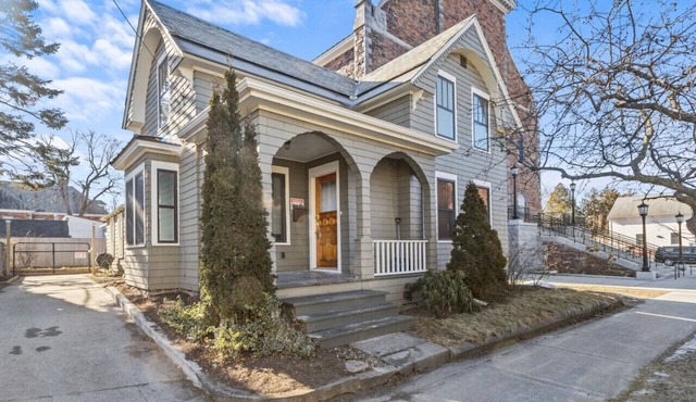 Charming 4BR House - Burlington