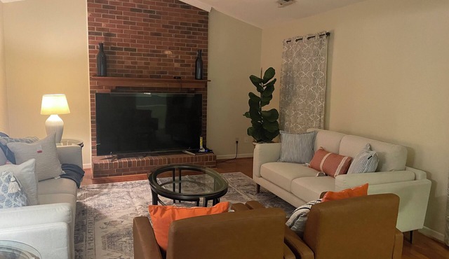 Charming and cozy 3-bedroom house, 2 full bathrooms in High Point close to HPU