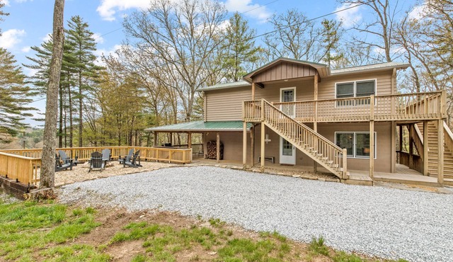 Charming apartment with fireplace, central AC, washer/dryer, firepit, fire table