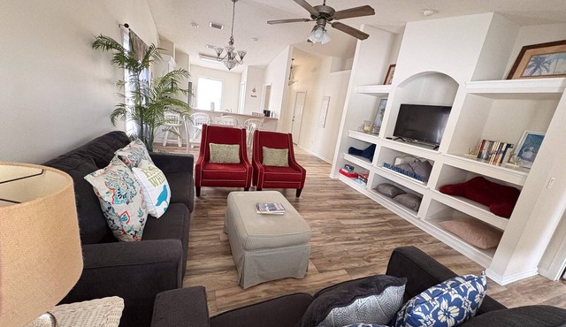 Charming Beach House- 3bd/2bath with Fenced Backyard