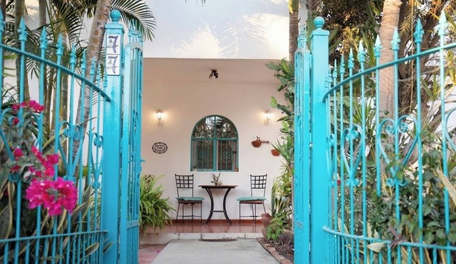 Charming casa, 1 block to the beach- safe, quiet, excellent wifi, AC
