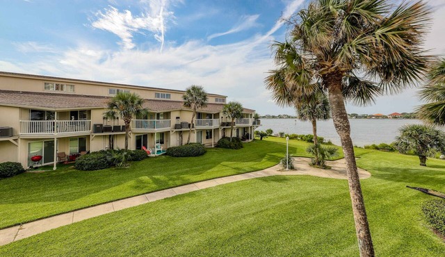 Charming coastal condo with water views, great location, balcony, WiFi, A/C