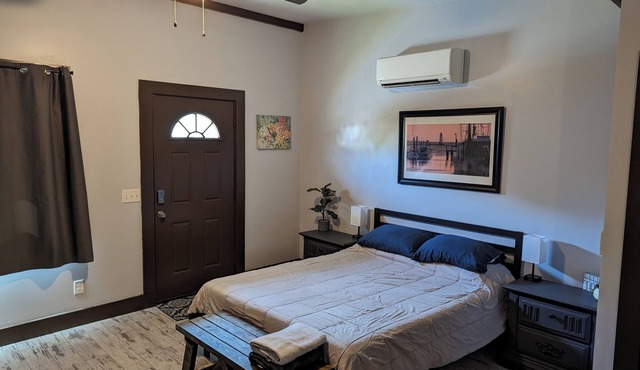 Charming cottage in enchanting Savannah with WiFi, AC