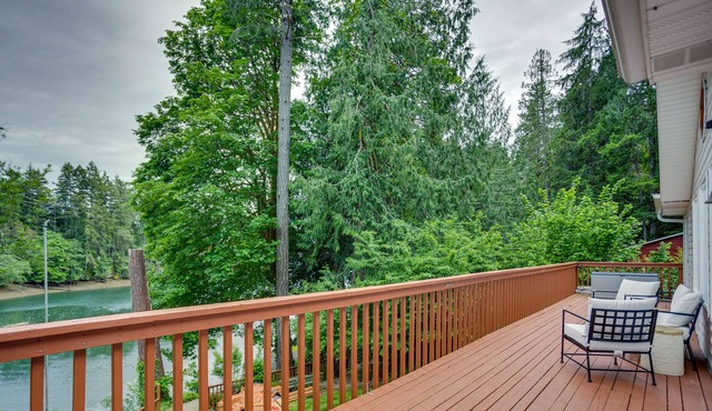 Charming Grapeview Cottage w/ Deck + Cove Access!