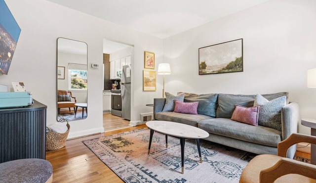 Charming Historic Rowhome - 1 block to Metro and Shops + Free Parking!