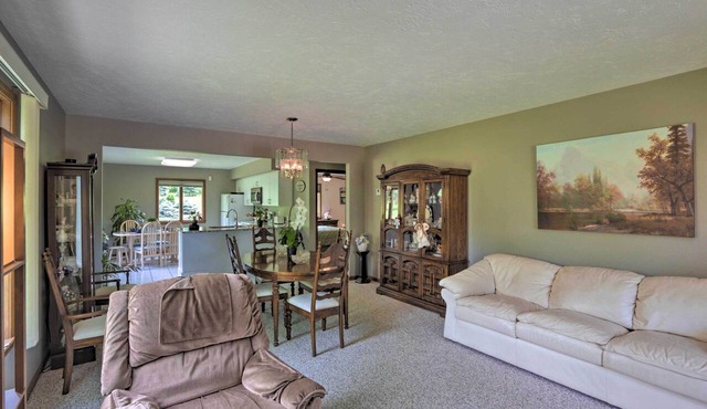 Charming Lewiston Apt: 10 Miles to Niagara Falls!