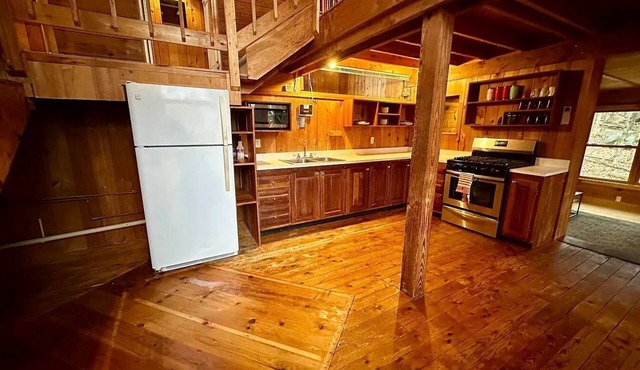 Charming Mountain 2-bedroom Farmhouse with AC, WiFi in delightful Westford