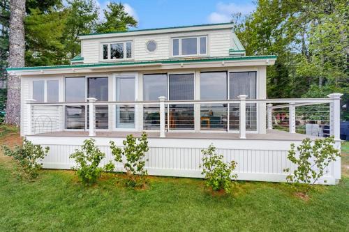 Charming Oceanfront Home with Stunning Water Views and Wifi