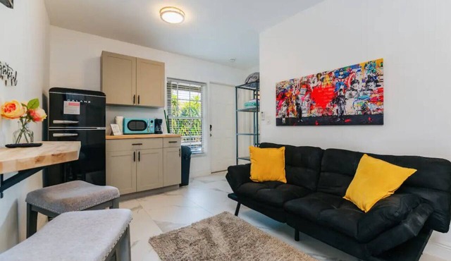 Charming Studio Apartment in Sunny Pompano Beach, Florida - Your Ideal Getaway!