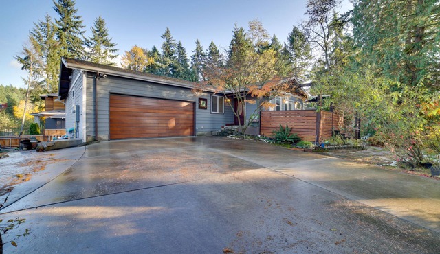 Charming Unit w/Deck ~ 3 Mi to Lake Washington!