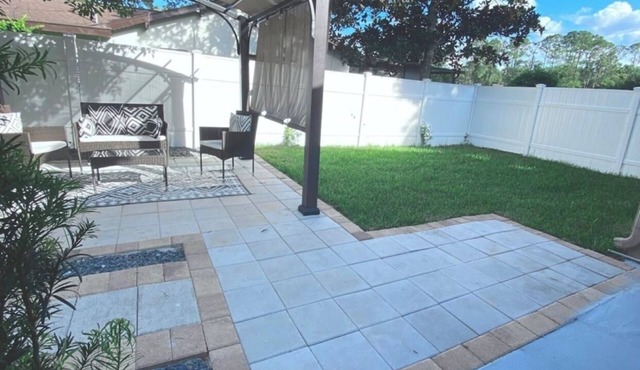 Cheerful 1 bedroom guest suite with pool and yard