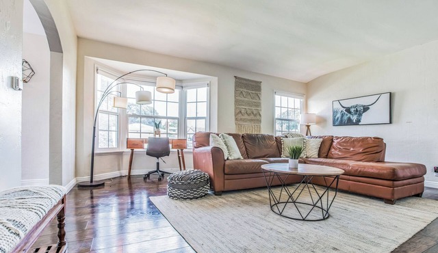 Chic 1 Bedroom Apartment - WFH Set Up