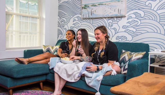 Chic & Central/Less than a 10-minute drive to Pensacola Beach!