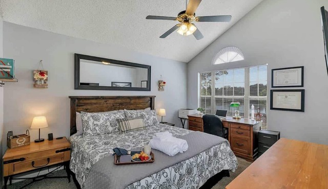 Chill 4/2, Lakefront, Game Room, Fishing & Hot Tub