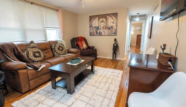 Clean, comfortable 3BR/1.5BA in Gladstone with dog-friendly fenced yard, all bedrooms/baths on the ground floor, and easy highway access. Available 5/15–7/31