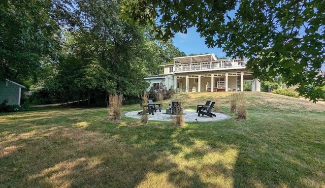 Clean, light filled 4br house on Greenhill pond
