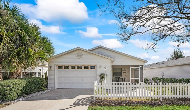CLOSE TO EXEC GOLF COURSES, SHOPPING AND DINING IN SPANISH SPRINGS TOWN SQUARE