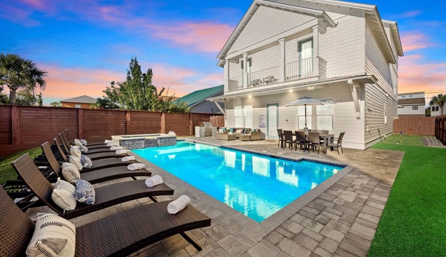 Coastal Charmer: Private heated pool, Free golf cart, 1min to beach, Game rooms