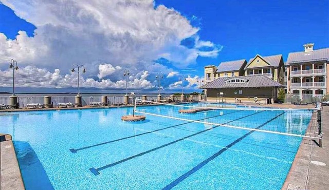 Coastal retreat with beach and shared pool - balconies, AC, & W/D