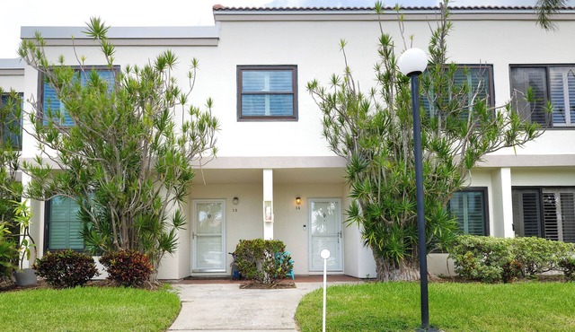Coastal Waterfront Retreat, Minutes to Beach