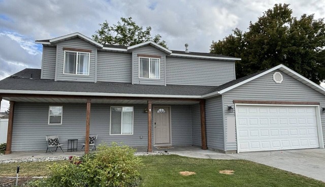 Colorful Cottage — Spacious 4BR Family Home that Sleeps up to 12