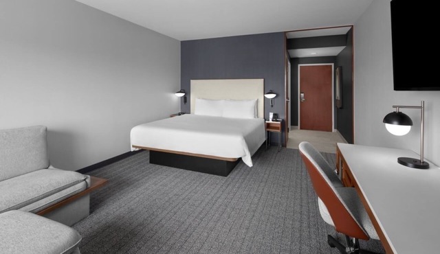 Comfort Meets Convenience! Free Parking, Outdoor Pool, Near Tampa Bay Downs