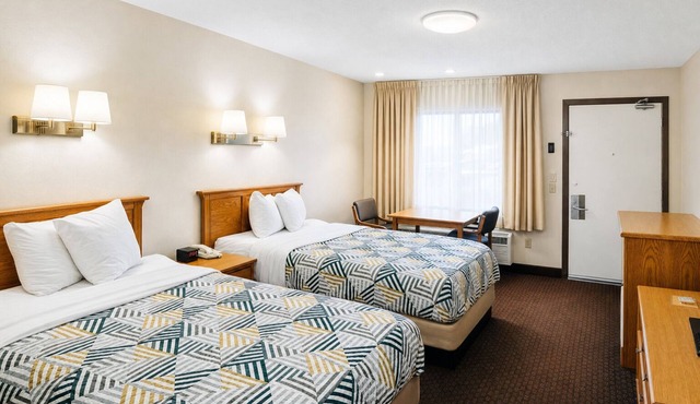 Comfortable 2-Room Stay w/Free Breakfast, Close to Dining & Shops, Free Parking
