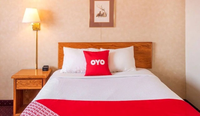 Comfortable Queen Room: Free on-site parking, close to local dining options