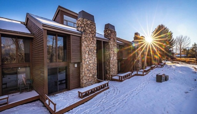 Comfortable townhome with amazing views, private sauna, deck & WIFI