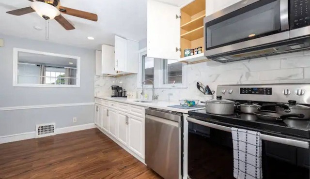 Comfy 4-Bedroom Home with King Bed-Free Parking