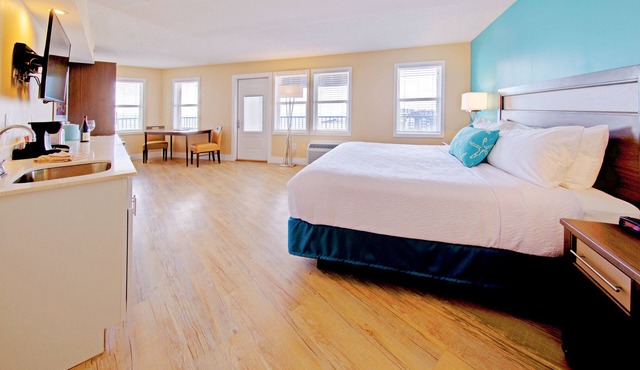 Commander Hotel & Suites