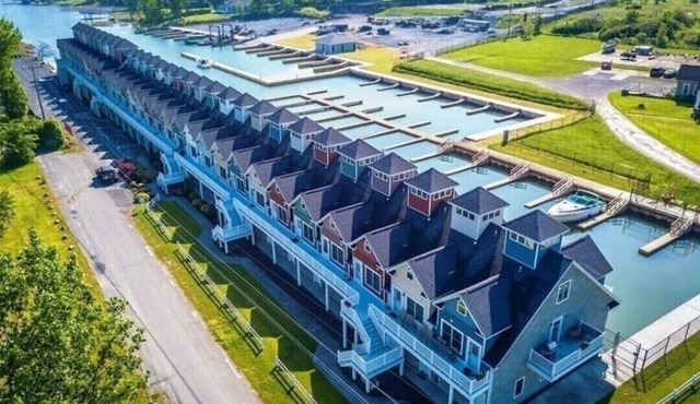 Condo and private boathouse on tranquil bay with marina access
