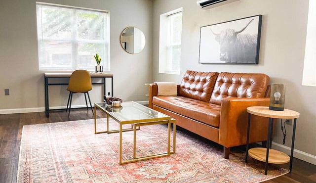 *Contemporary 1 bed close to Xavier & Downtown*