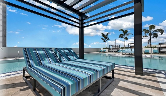 Contemporary 3 Bedroom Golf View Residence Close to Shopping & Dining