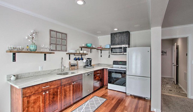 Convenient Burien Getaway: 12 Mi to Dtwn SEA!