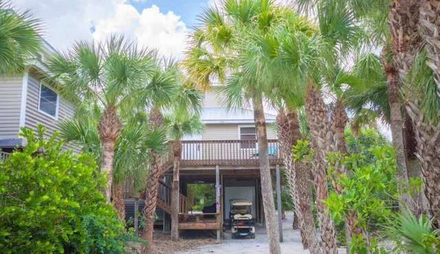 “Coral Cottage” A Cottage Secluded in Palms with a Jacuzzi 2 minute walk 2 Beach