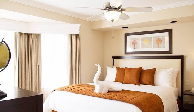 Coronado Paradise Found! Relaxing Two Bedroom Unit with Kitchenette!