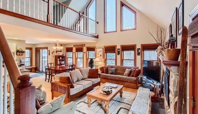Cortina Mountain Chalet - Outdoor Hot Tub - Close To Pico And Killington Mountains 3 Bedroom Home
