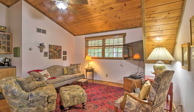 Couples Cabin - 5 Mi to DT Berkeley Springs!