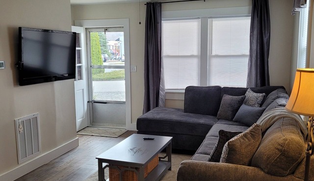 Cozy 1-bedroom apartment with WiFi, AC in adorable West Jefferson