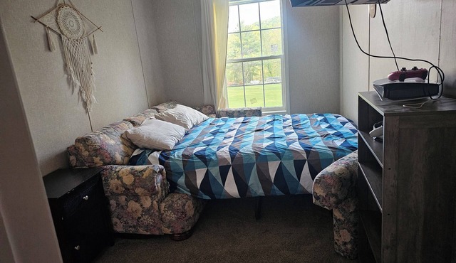 Cozy 1-bedroom room in peaceful Sharon