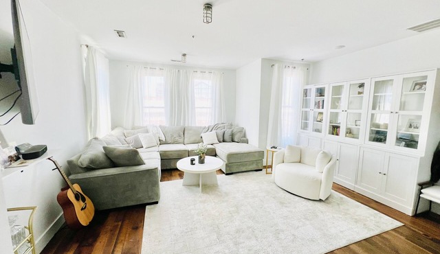Cozy 2-bedroom fully furnished condo in welcoming Nashville available ASAP.