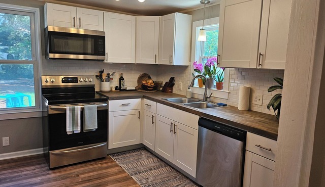 Cozy 2-bedroom neighborhood oasis cottage
