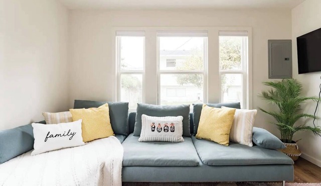 Cozy 2-BR Backyard Cottage - Private Urban Oasis