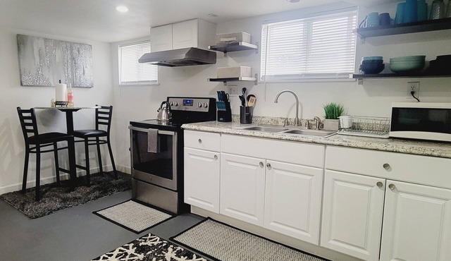 Cozy 2br bottom unit steps from Light Rail train, 15min from downtown/airport