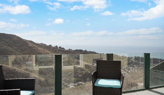 Cozy 2BR Mountain View Private Deck