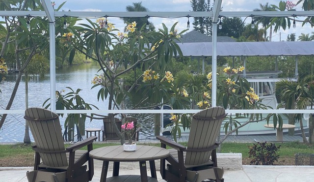 Cozy 3-bedroom house in peaceful Port Charlotte with a pool on the canal